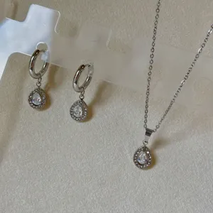 Elegante set di gioielli in acciaio inossidabile con collana e orecchini a goccia di cristallo