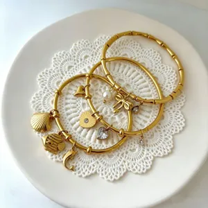 Bracciale Rigido da Donna in Acciaio Inossidabile Placcato Oro 18K Elegante Cuore Delfino Fiocco Perla Artificiale Zirconia