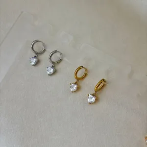 Paire de boucles d'oreilles créoles en acier inoxydable avec pendentif cœur zircon
