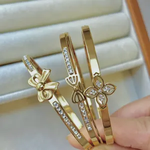 Set di bracciali di lusso in acciaio al titanio dorato con fiocco e quadrifoglio