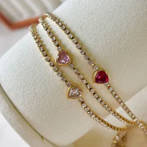 Bracciale alla moda con catena a griffe, strass e tre pietre di cristallo di zircone