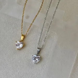 Colliers élégants avec pendentif cœur en acier inoxydable et zircon, or et argent.