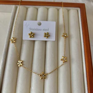 Dettaglio del set di collana e orecchini a margherita placcati oro 18 carati