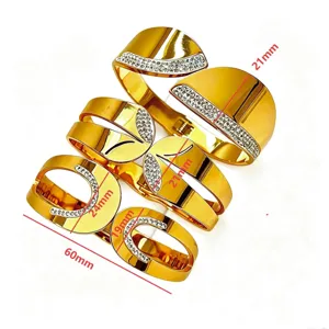 Vista dettagliata del set di bracciali in acciaio dorato con dimensioni e strass.
