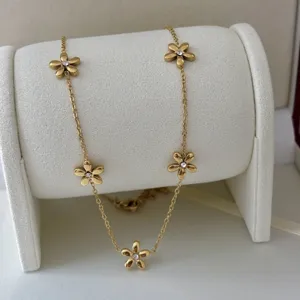 Elegante collana placcata oro 18 carati con delicati ciondoli a margherita per donne