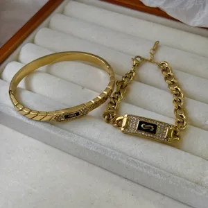 Detailweergave van 18K vergulde roestvrijstalen armbandset met zirkonia en S-logo