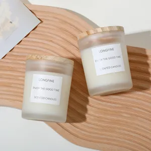 Bougies parfumées nordiques en pot de verre givré avec couvercle en bois pour la maison.