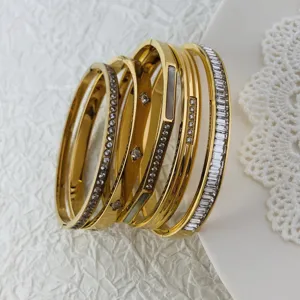 Elegante 18K vergulde titanium stalen armbanden met fonkelende zirkonia stenen