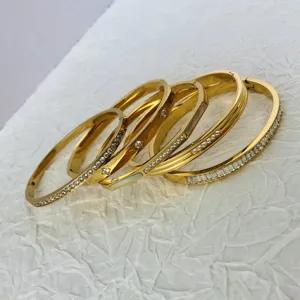 Elegante goudkleurige armbanden van titaniumstaal voor dames met zirkonia accenten