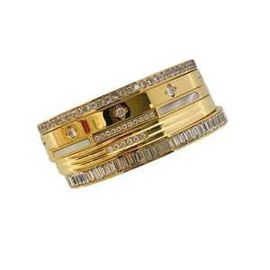 Luxe gouden titanium stalen armband met meerrijige kristallen en parelmoer inlays