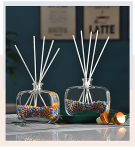 Kreative Luxus Aromatherapie Glasflasche mit Regenbogensteinen und Duftstäbchen für das Zuhause.