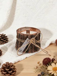 Gros plan détaillé d'une bougie parfumée rustique en souche de bois avec mèche en bois.