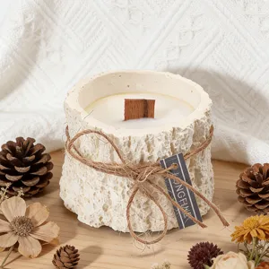 Bougie parfumée artisanale en cire de soja, design souche d'arbre avec mèche en bois.