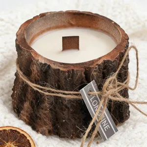 Bougie parfumée artisanale en cire de soja dans un tronc en bois naturel avec mèche et étiquette.
