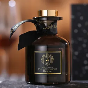 Eleganter Duftdiffusor mit schwarzer Schleife und Goldkappe für stilvolle Raumluft.