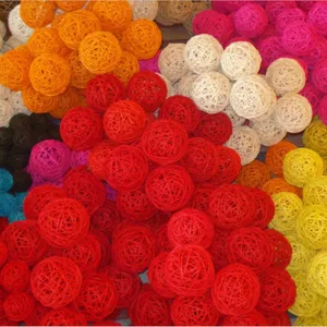 Boules en rotin colorées de 3cm faites à la main pour diffuseurs d'arômes et décoration de Noël.