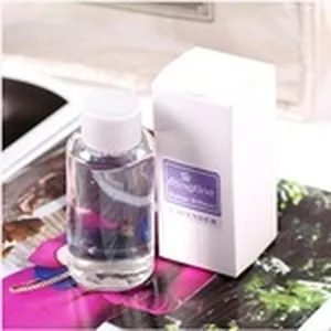 Botella de difusore de lavanda y caja blanca sobre fondo de revista de colores.