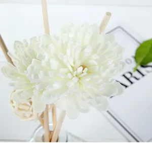 Primer plano detallado de la flor de crisantemo de fibra blanca para varillas difusoras