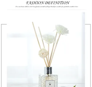 Set de difusor de varillas con flores blancas y elegante frasco de vidrio