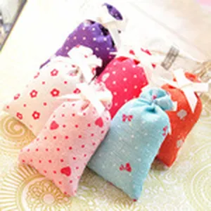 Saquitos perfumados coloridos con patrones de corazones, lunares y lazos blancos