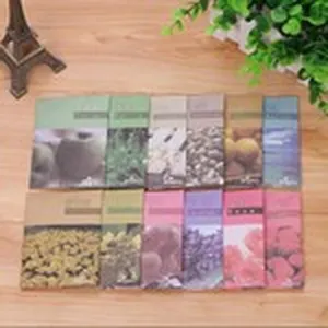 Varios sobres ambientadores con aromas de flores y frutas sobre una superficie de madera.