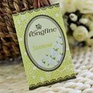 Vista detallada de un sobre de fragancia de jazmín con diseño floral y encaje