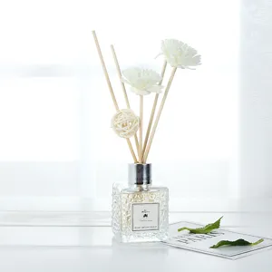 Elegante juego de difusor de varillas de vidrio con flores de sola blancas para hogar