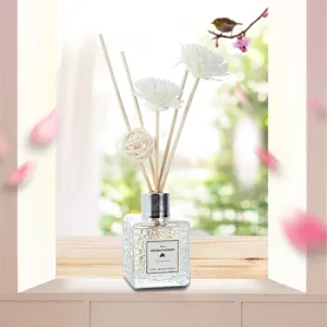 Difusor de aroma con frasco de vidrio texturizado y flores blancas para fragancia suave