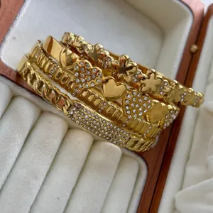 Gros plan de bracelets en acier inoxydable plaqués or 18 carats avec des coeurs