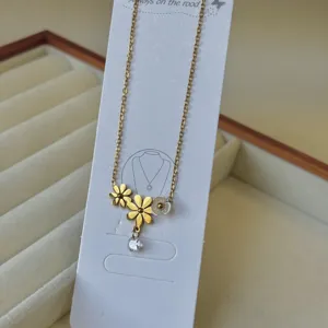 Stainless Steel Daisy Pendant Necklace For Women 18K Gold Plated Hollow Four Leaf Clover Heart Rhinestone Clavicle Chain Jewelry