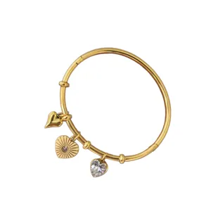 Elegante bracciale rigido in acciaio inossidabile dorato con tre ciondoli a cuore