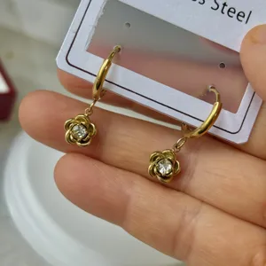 Boucles d'oreilles créoles fleurs de camélia dorées avec cristal en acier