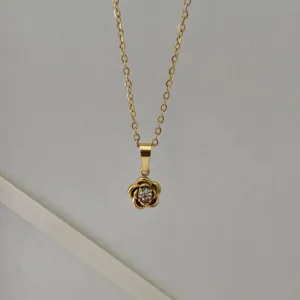 Élégant collier camélia en acier inoxydable doré avec un cristal étincelant au centre