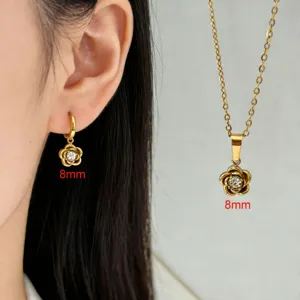 Parure collier et boucles d'oreilles camélia doré avec centre en strass étincelant