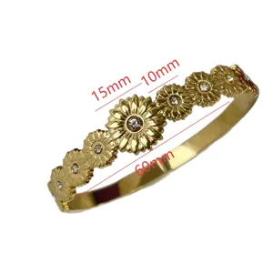 Detailweergave van 18 karaat vergulde madeliefje armband met 60 mm binnendiameter