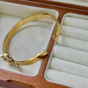 Detail van een gouden roestvrijstalen hartring die het scharniermechanisme laat zien.