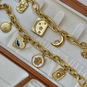 Detailweergave van de 18K vergulde hemelse bedelketting met hamsa en maan hangers