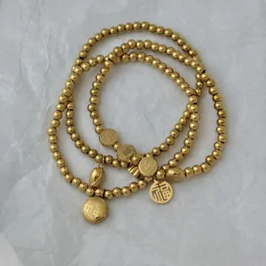 Braccialetti elastici eleganti in perle di acciaio inossidabile dorato 3mm con ciondoli