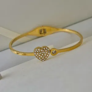 18K vergoldeter Edelstahl Herz Armreif mit funkelnden Strasssteinen für elegante Damen