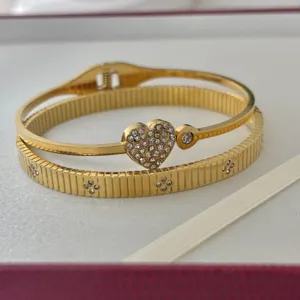 Exquisites 18K vergoldetes Armreif-Set mit Herz-Anhänger und Streifen-Muster für Damen