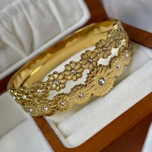 Vintage 18K vergulde roestvrijstalen bangle met madeliefjesmotief en witte kristallen