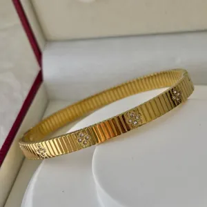 Luxuriöses 18K vergoldetes gestreiftes Edelstahl-Stretcharmband mit Strass-Kleeblatt-Motiv