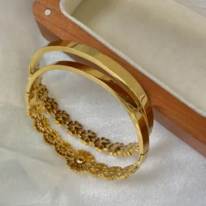 18K vergulde roestvrijstalen armbandset met elegante madeliefjes en gepolijst design