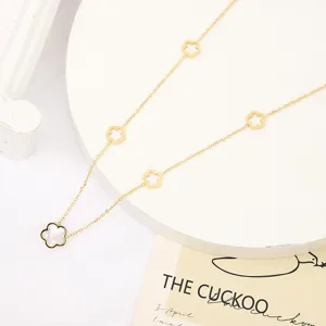 Collier élégant en acier inoxydable avec pendentif fleur en nacre et détails dorés