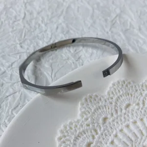 Primo piano dettagliato di un bracciale in acciaio inossidabile con intarsio in conchiglia