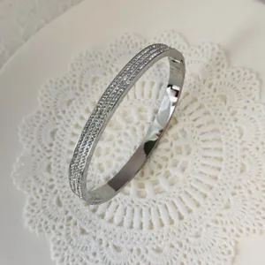 Detailaufnahme eines eleganten Titanstahl-Armreifs mit Reihen von Pavé-Kristallen