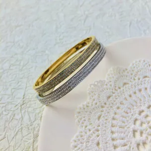 Gold- und silberne 6mm Edelstahlarmreifen mit funkelnden dreireihigen Pavé-Kristallen