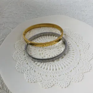 Elegante Armreifen aus Titanstahl mit gepflasterten Kristallen in Gold und Silber