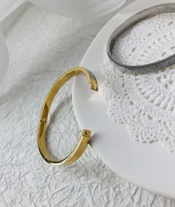 Elegante 6mm Gold und Silber Titanstahl Armreifen mit funkelnden Diamanten.
