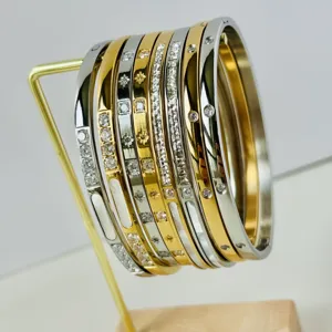 Primo piano di bracciali in acciaio titanio 4 mm con zirconi e stelle incise